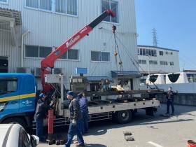 小型移動式クレーンを使用した作業風景