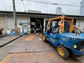 フォークリフトを使用した作業風景