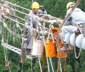 山岳地帯にそびえ立つ鉄塔が主な作業現場になります