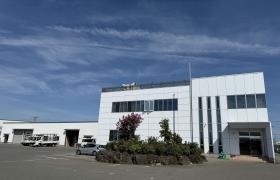 会社全景（正面：本社（関連会社合同）、左側：工場棟）