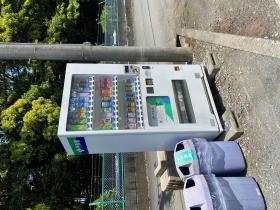 工場敷地内に自販機も設置