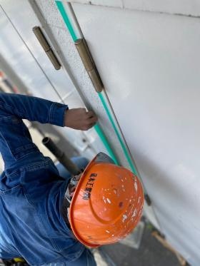 職人作業風景３ 塗装しない部分を養生します
