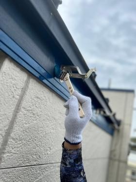 職人作業風景２ 小さな刷毛を使って丁寧に仕上げます