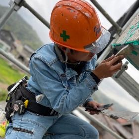職人作業風景１ ヒビや割れを防ぐためにシーリングを充填します