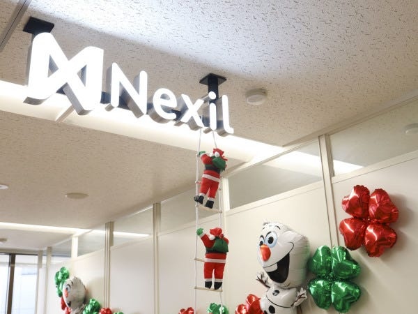 季節に合わせたオフィスの飾り付け☆写真はクリスマスのものですが、気分が上がっていい感じです♪