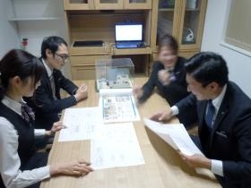 社内の打ち合わせ風景