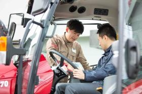 機械の取り扱い説明の様子