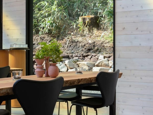 カフェスタッフ（受付や接客経験をお持ちの方歓迎・英語でのコミュニケーションできる方歓迎）