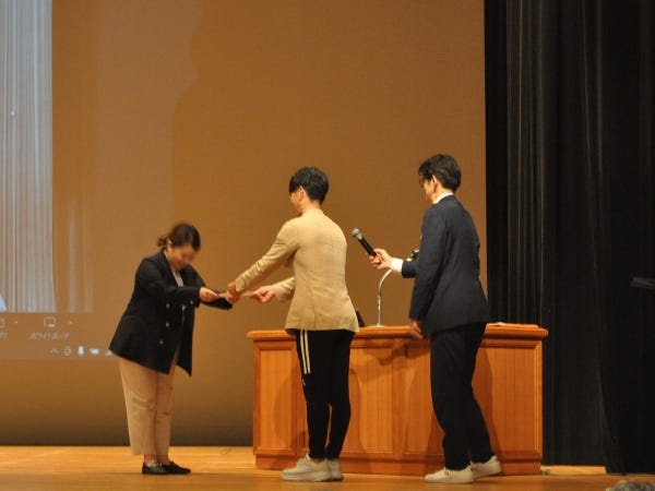 半期に一度、業務実績や営業協力など、会社への貢献度が高い方には社内表彰を行っています。