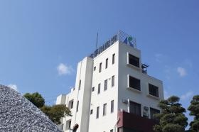 本社と製品原料の石灰石