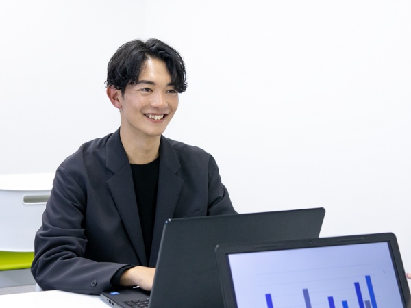 時給1700円～（経験者 時給2000円～）！実績に応じて時給がアップし、インセンティブも支給します。アポイント数などのノルマはありません。