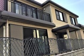 ベランダ付の２階建ての建物になります。