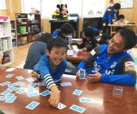 放課後等デイサービスで、児童に全敗の職員