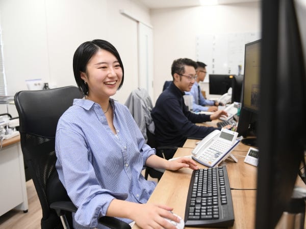 デュアルディスプレイで全員が業務にあたっていますので、生産性が高いです。
