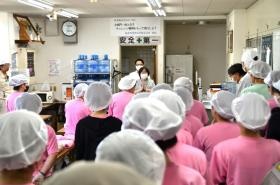 朝礼の一コマ 大事な連絡事項を聞き逃さないように