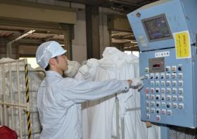 大量の製品を機械で一気に洗い上げます