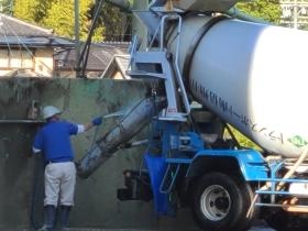 ミキサー車のタンク周りのお掃除をしています。