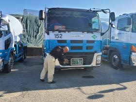 ミキサー車のお掃除をしています。