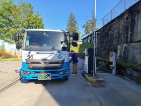 １日の終わりに敷地内で給油をしています。