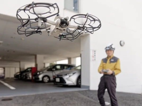 高所や人が入れない場所では、最新のドローン機器を用いて調査を実施します。