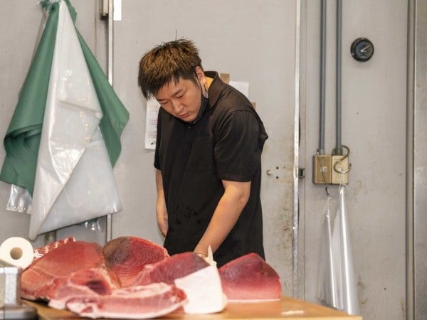 海のない長野市の職場ですが、大きなマグロを仕入れて切り分けることもしています。