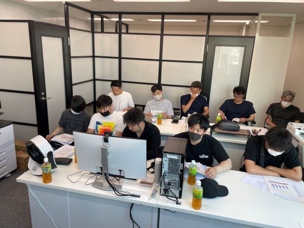 営業、営業アシスタント、職人、協力会社で協力をして案件を進めていきます。