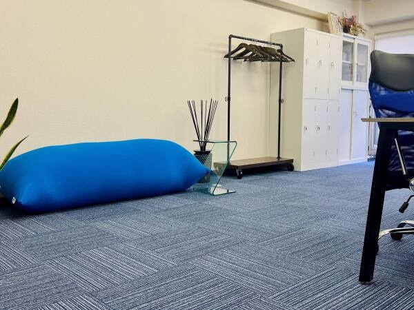 オフィスにヨギボーが！社員もたまに横たわっています。