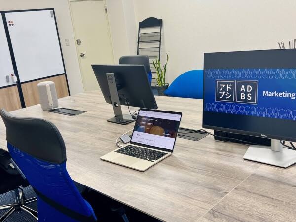 新宿御苑前から徒歩1分のオフィスは、広々としており過ごしやすい環境です。