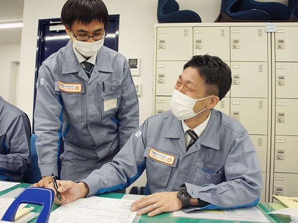 昼間は外にいることが多いですが、夕方ごろオフィスに戻って事務作業などを行います。先輩がすぐ近くにいますので、質問や相談がしやすい環境です。