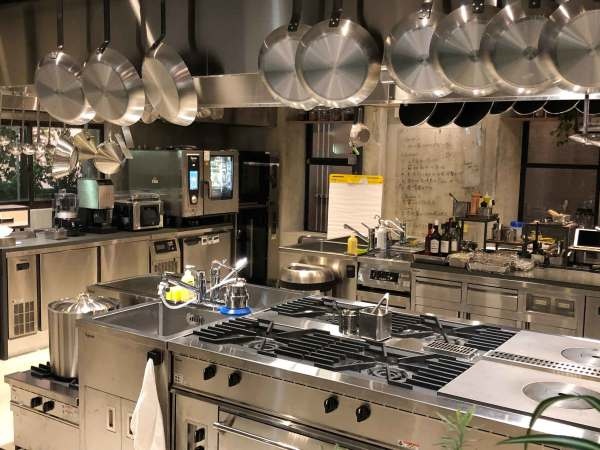 スタイリッシュかつもっとも使いやすい「厨房」を提供する総合厨房機器メーカーとして、日々お客様に向き合っております。