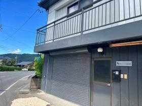 事務所外観（１階は備品倉庫・２階が事務所です）