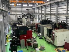 比較的大きいサイズのマシニングセンタです