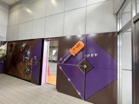 本社エントランス。遊び心がありつつ技術力が活かされた扉。