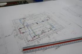 図面をもとに施工管理をおこないます。