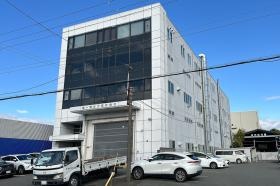 本社外観。５階建てです（１階と３階が工場、５階が事務所）