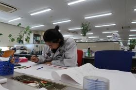 施工管理業務の作業風景（内勤時）