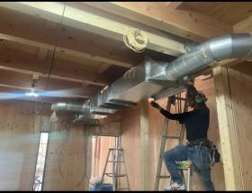 ダクト工事の作業風景（現場）