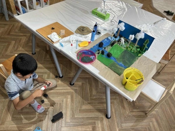 堅苦しいカリキュラムは無く、生徒1人1人が、オリジナルのアイデアを膨らませ、ものづくりに繋げ、自由に作品を作っている自由制作の教室です！
