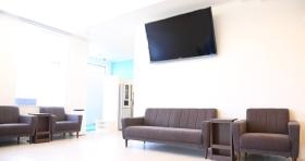 明るく開放的な待合室