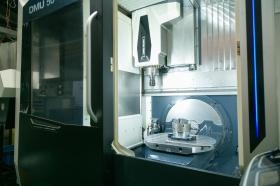 同時５軸加工機。将来に向け、継続的に設備投資をしています。