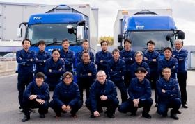 一緒に働くメンバーです。前列右端が社長の二村です