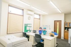 小牧営業所内観。運行前チェックなどはこちらで行います