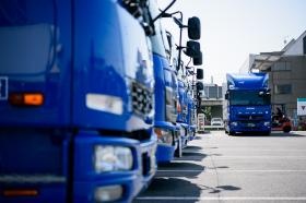 丸二運送のコーポレートカラーは青