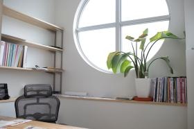 事務所内 営業部長のデスク 自然光と取り入れる作りです