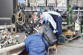求職者様（溶接士）の工場体験の様子です