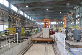 溶接棟（右側が手溶接、左側が自動溶接）