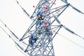 送電工事・鉄塔で作業中