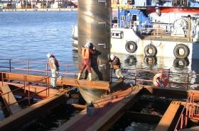 ＜海洋土木＞海上での杭打ち作業は、安全第一で行なっています。