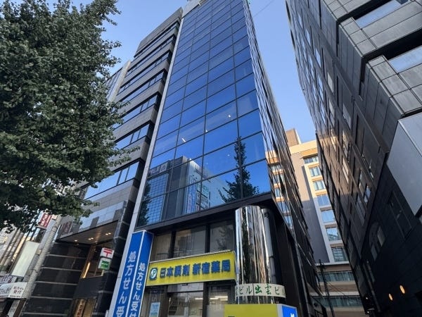 勤務いただく店舗ビル（新宿店）です。