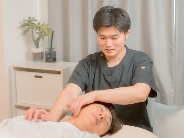 小顔矯正。顧客も男性・女性どちらもいっしゃいます。